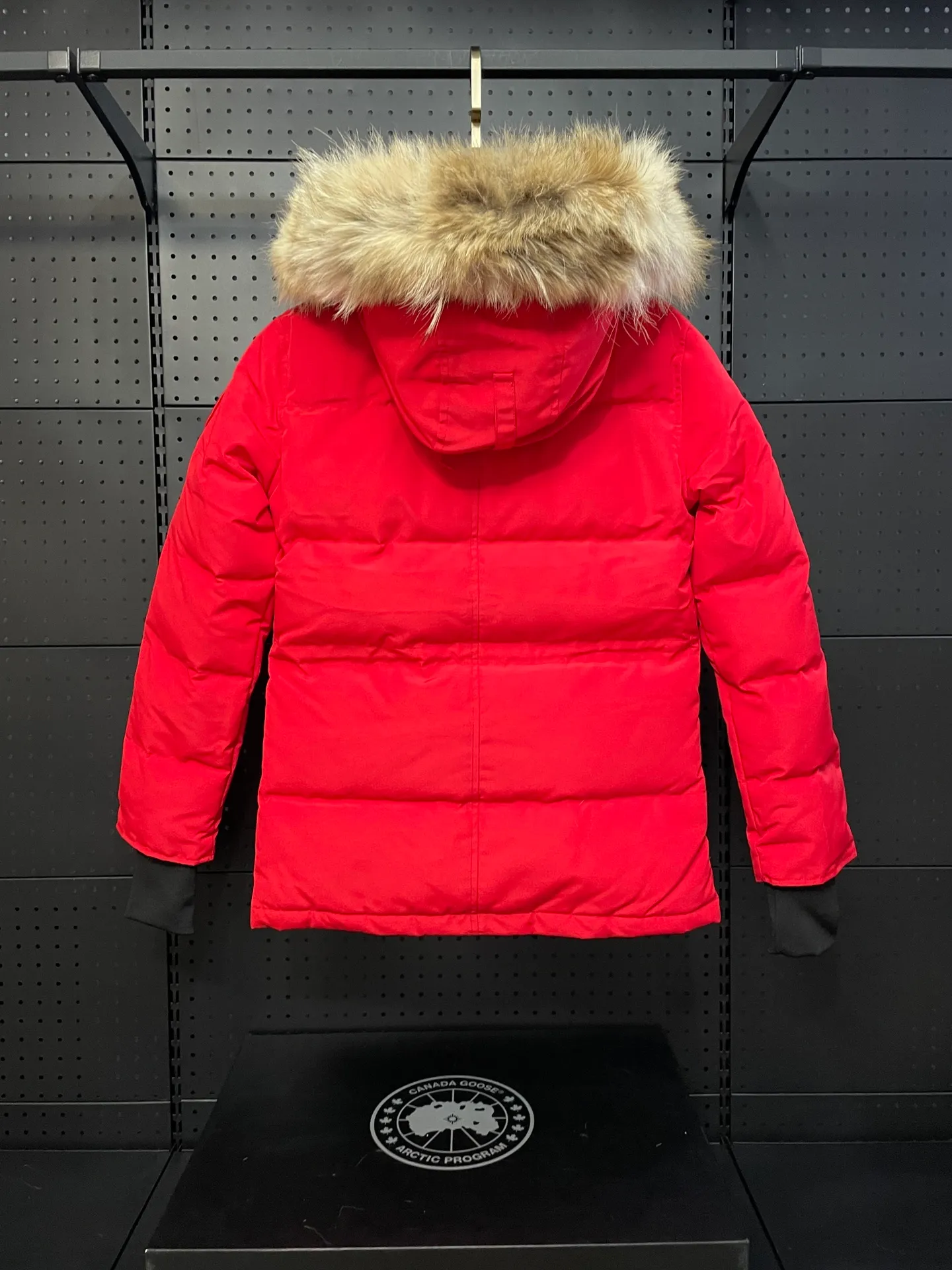 P880 Red Canadian CANADA GOOES 04/Female model. The Arctic and Antarctic scientific expedition teams and others all choose Canada Goose as their cold-proof equipment. They are the Rolls-Royce of down jackets.  ➖ Industry-leading anti-counterfeiting chip sensing.  ➖ Imported Behringer embroidery machines and customized embroidery labels, the highest level and industry leading.  ➖ Imported Korean 21-count polyester-cotton blended original fabric, TC85 waterproof coated fabric, water-repellent, windproof and wear-resistant.  ➖ The new national standard 80 white duck down is filled with an average of 520 grams of down. The amount of down filled is industry-leading.  ➖ 100% nylon lining with double double-layer sealing design to prevent velvet running, and seamless thread design on the cuffs!  ➖ Western Canadian Green Wolf Collar.  ➖ Yoshida YKK provides original factory-customized electroplated sliders. YKK two-way lockable zippers are tight and smooth and do not peel off paint.  ➖ 3M composite Velcro is durable and the accessories and hardware are all custom-made. Only for the purest goose, the most dedicated, the most professional, the highest quality, the highest cost performance!    SIZE:XS-XXL
